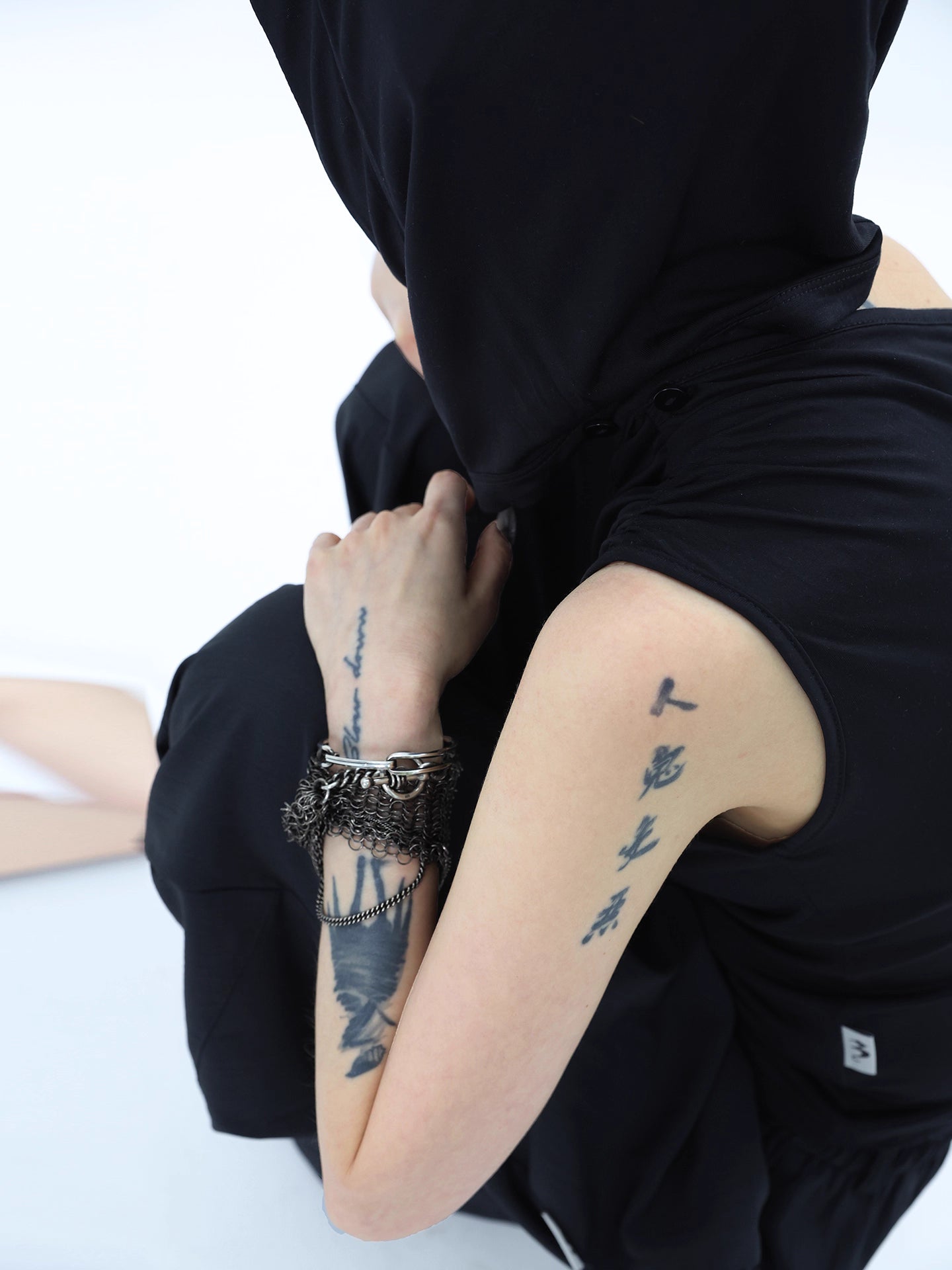 DETACH HOODED VEST