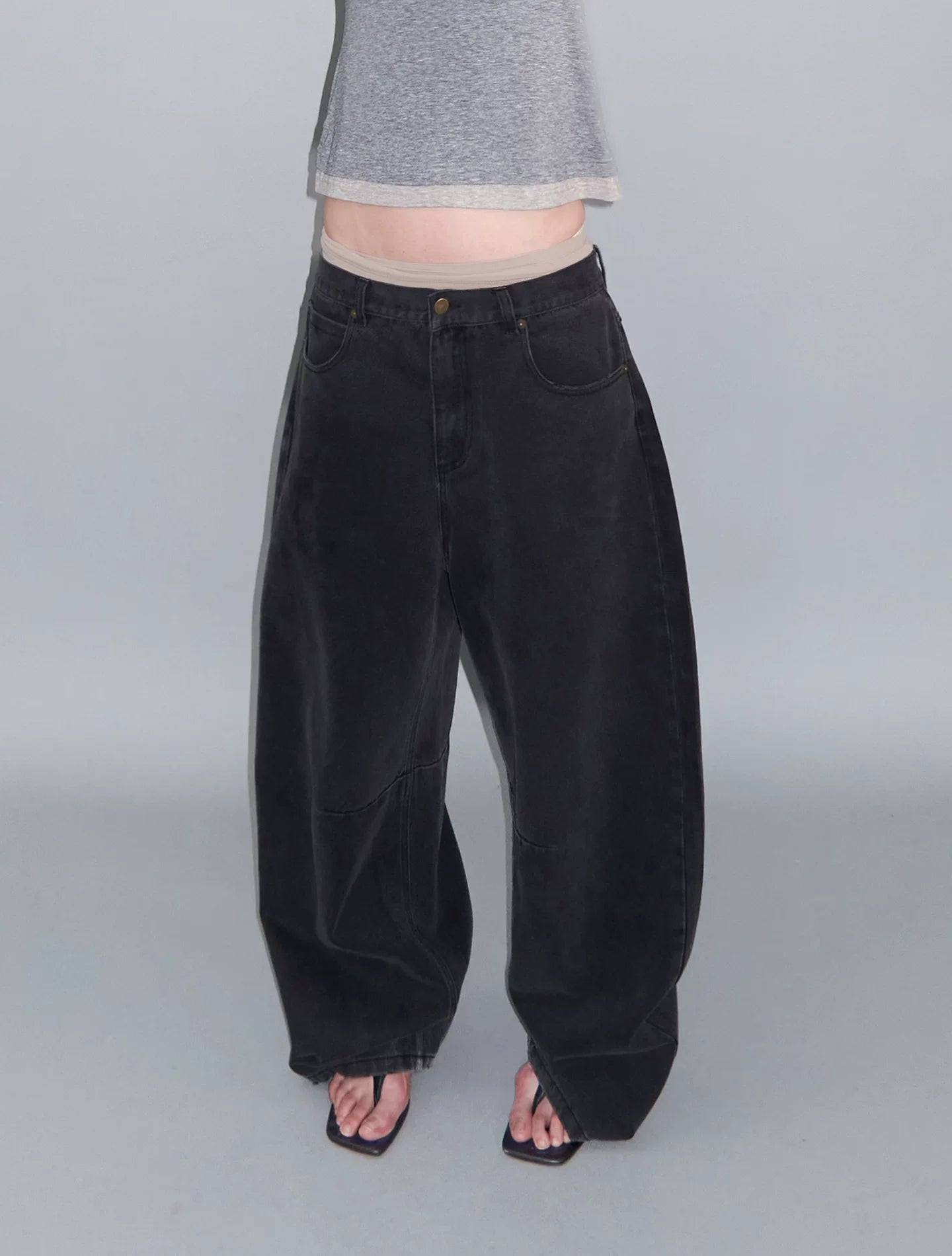 DISTRESSED CURVED-BLADE JEANS