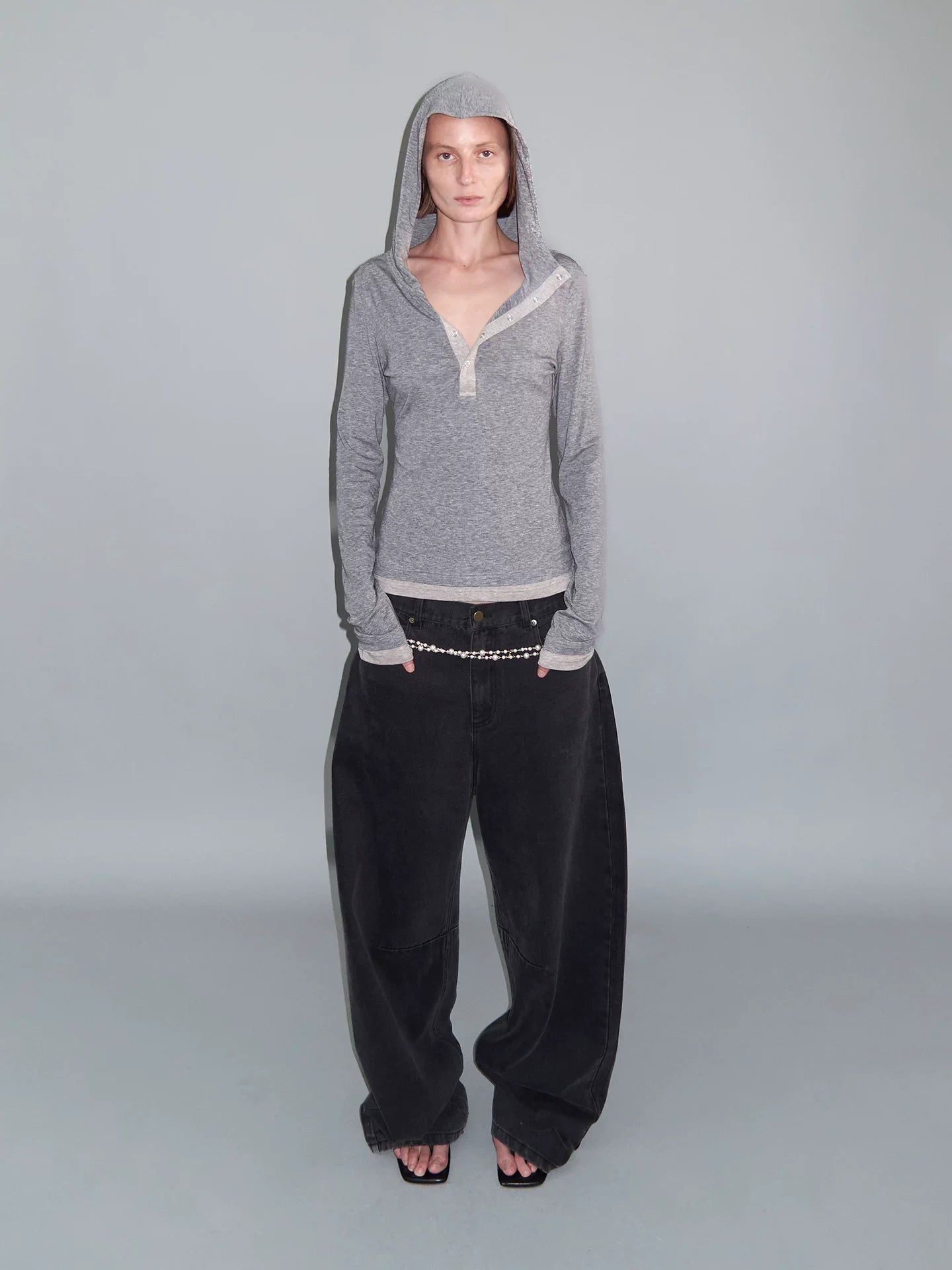 DISTRESSED CURVED-BLADE JEANS