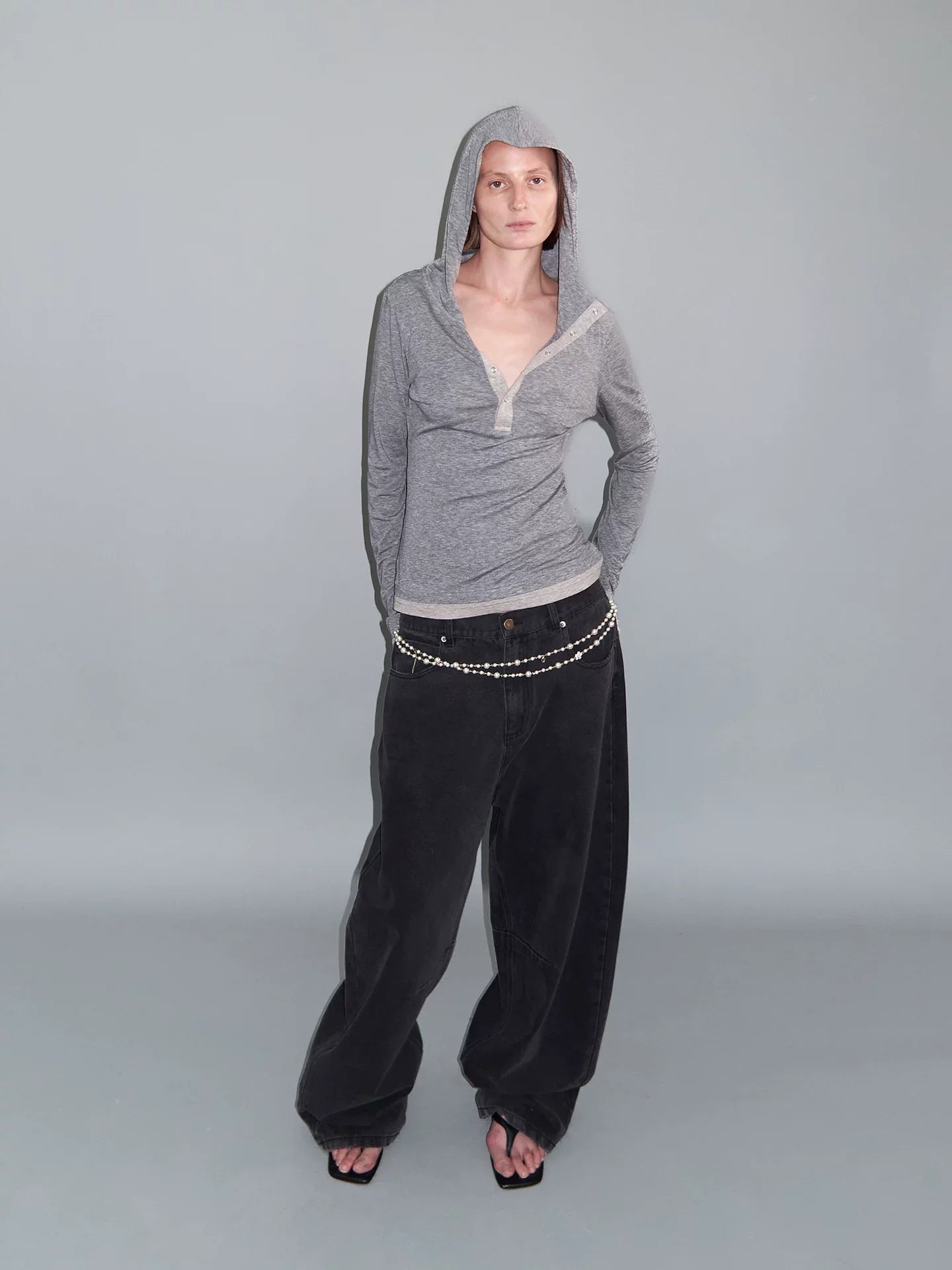 DISTRESSED CURVED-BLADE JEANS