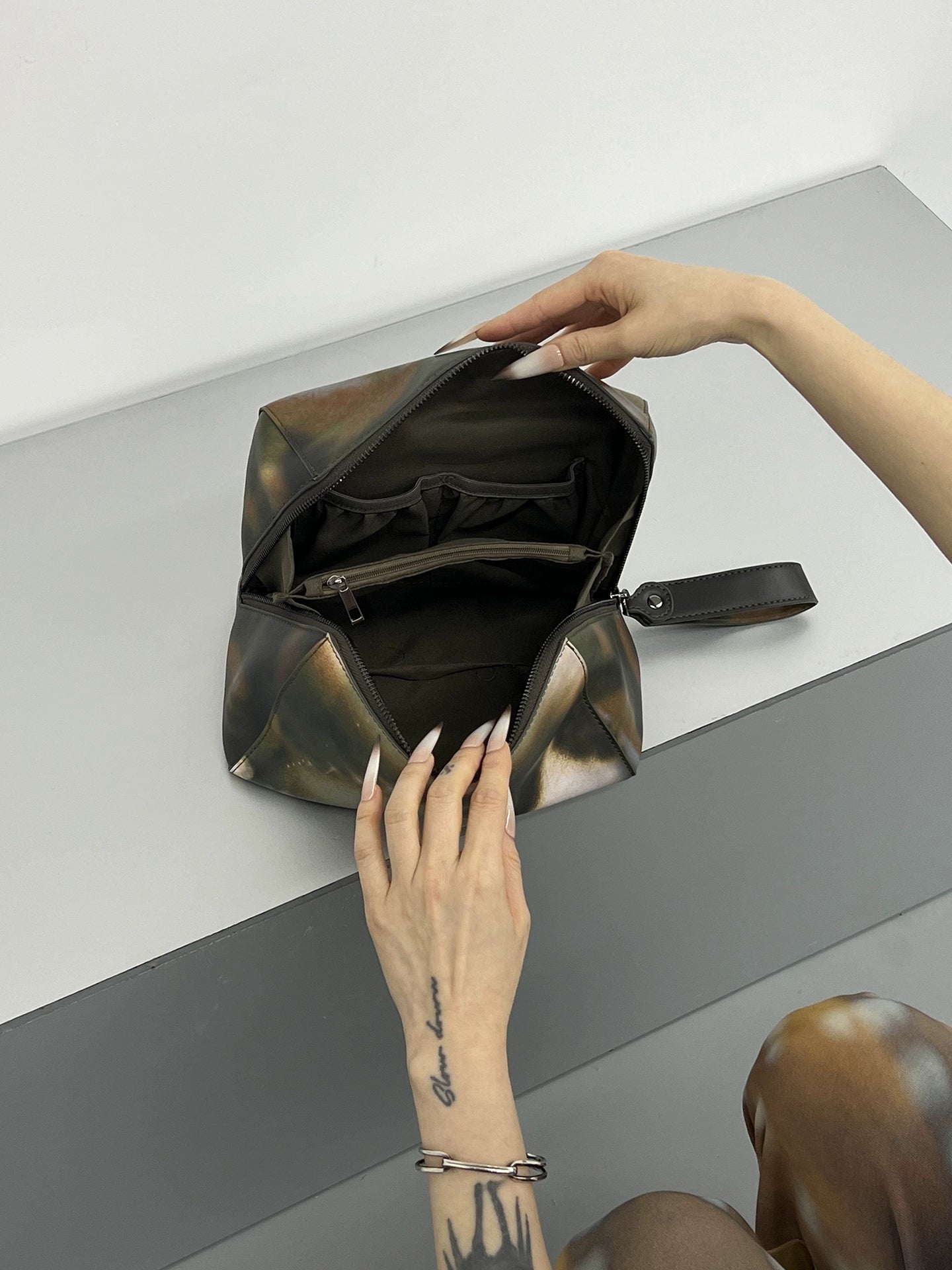 MIRAGE PORTRAIT POUCH