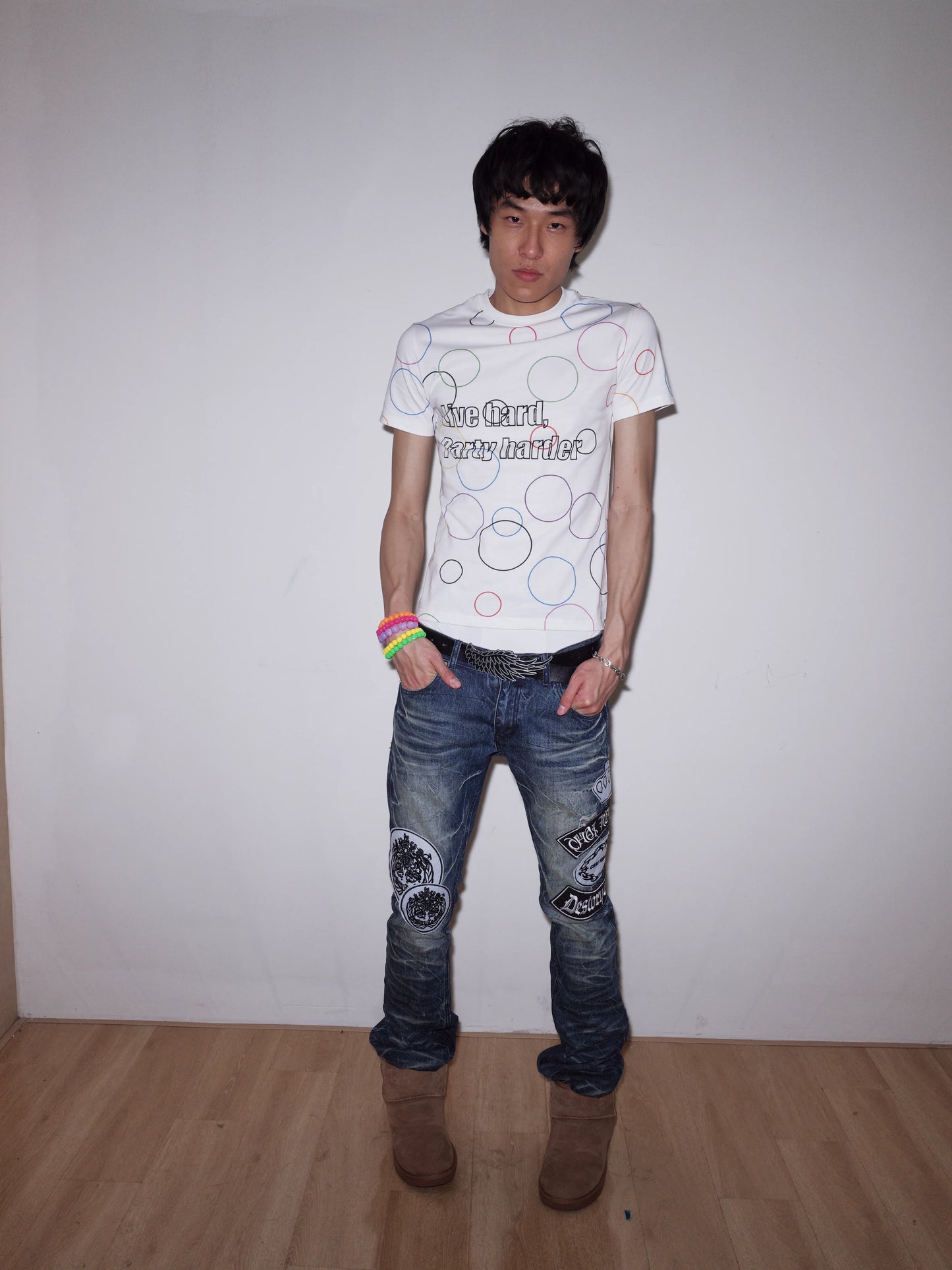 VIBRANT PARTY SLOGAN T-SHIRT
