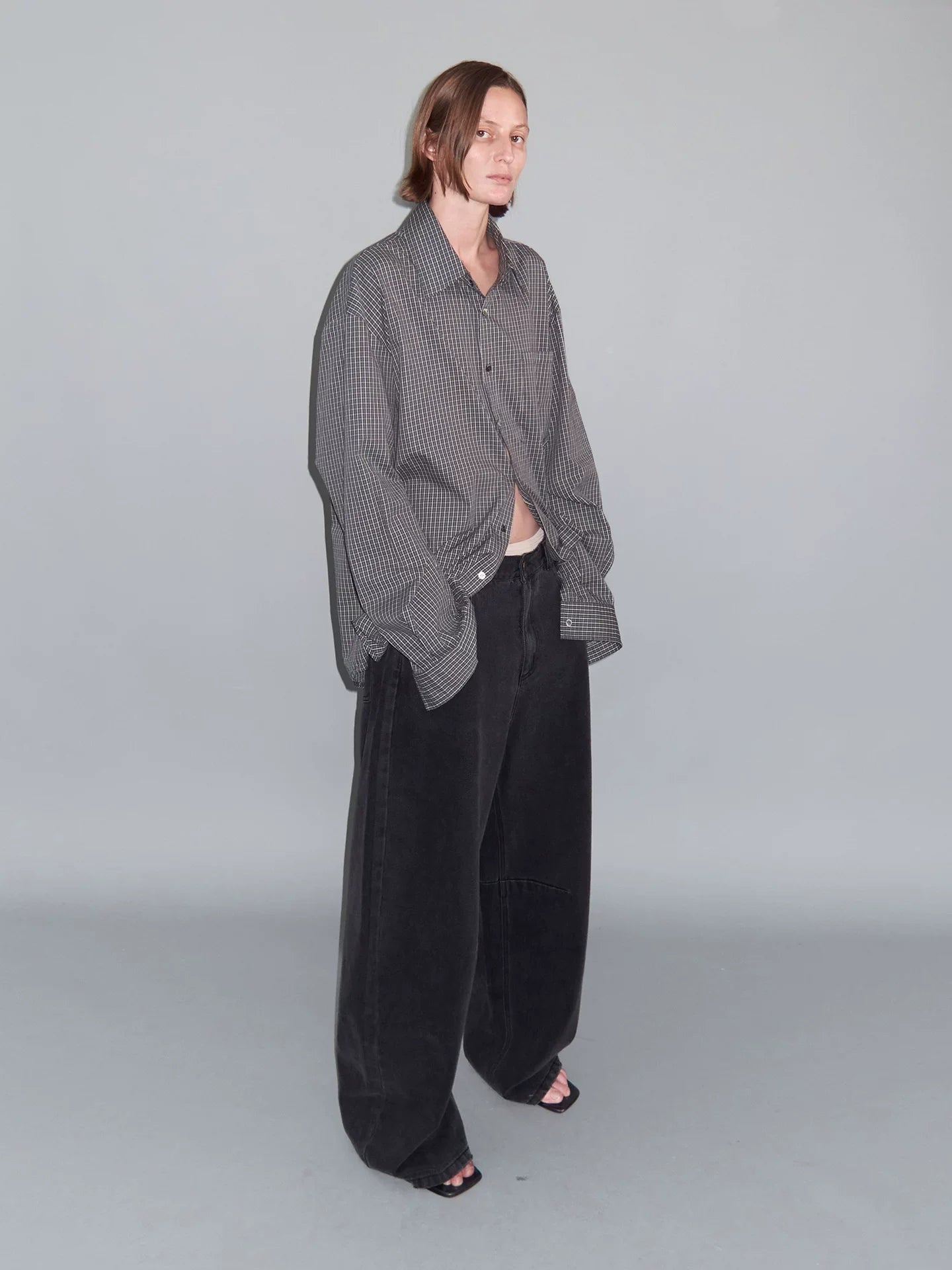 DISTRESSED CURVED-BLADE JEANS