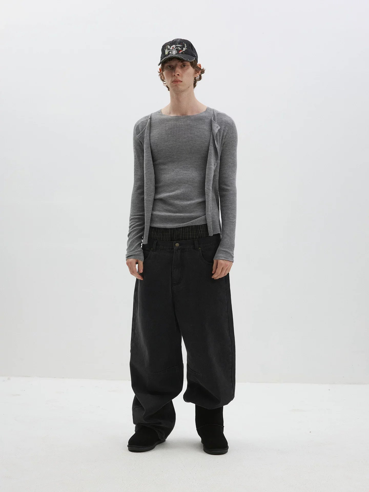 DISTRESSED CURVED-BLADE JEANS