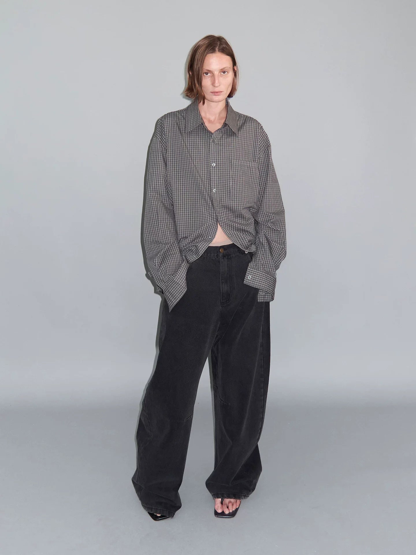DISTRESSED CURVED-BLADE JEANS